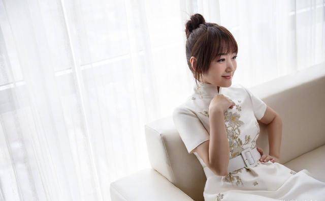 原创49岁杨钰莹春分晒美照穿旗袍裙清丽脱俗扎丸子头好少女