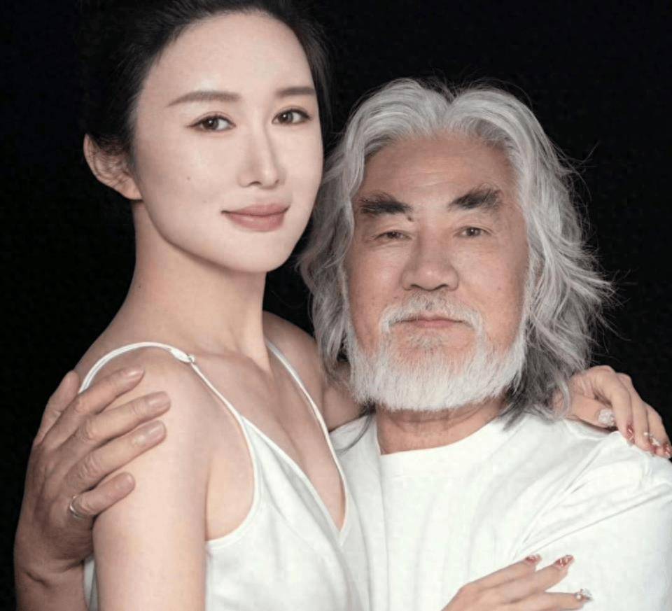 最近,张纪中老师的妻子发布了一条"好消息",立刻引发了微博上的热议.