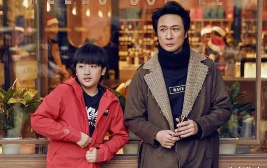 吴镇宇儿子长偏了从正太变成了小胖墩穿父子装合照还没爸爸帅