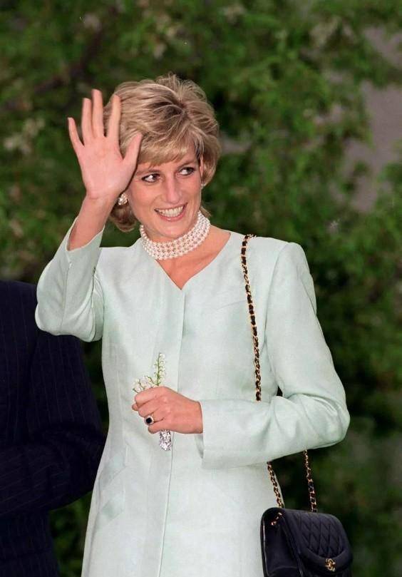 其实戴安娜在这场痛苦的婚姻中也没有束手就擒,作为报复,她也以情人