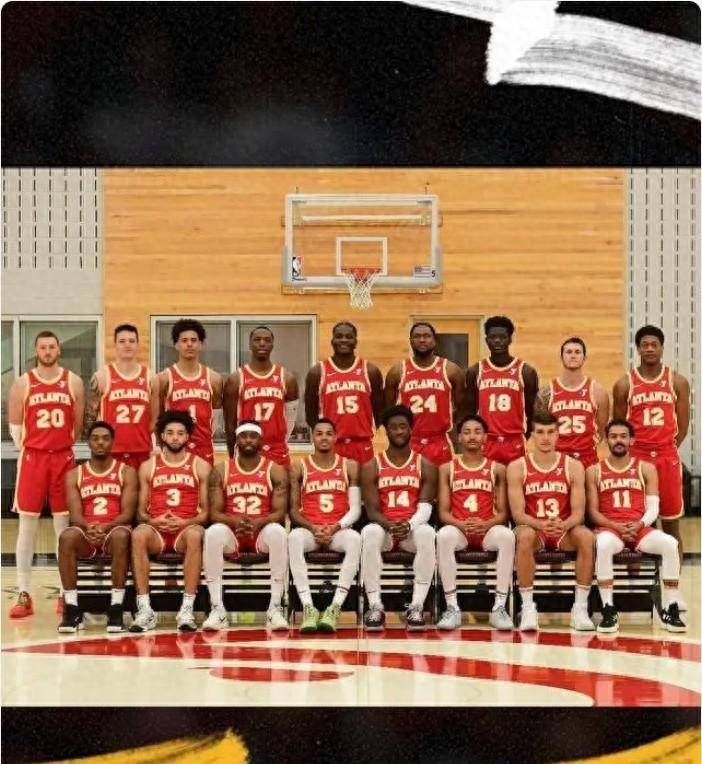 老鹰拍摄全家福!穆雷c位特雷杨蓄须靠边 名记称他俩今夏必走一个