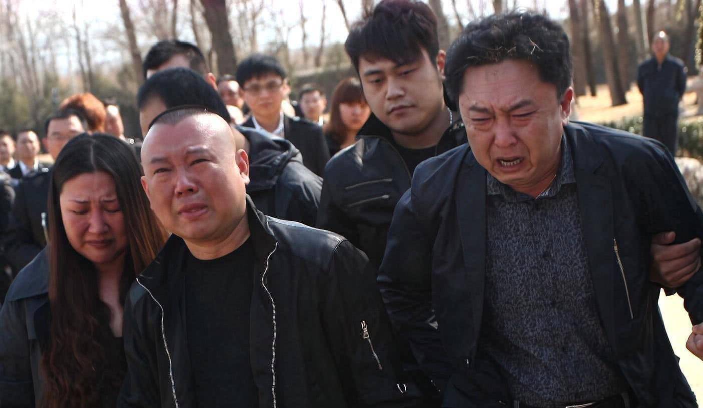 恶心郭德纲呢侯耀华带何沄伟给弟弟扫墓故意改了辈分引发热议
