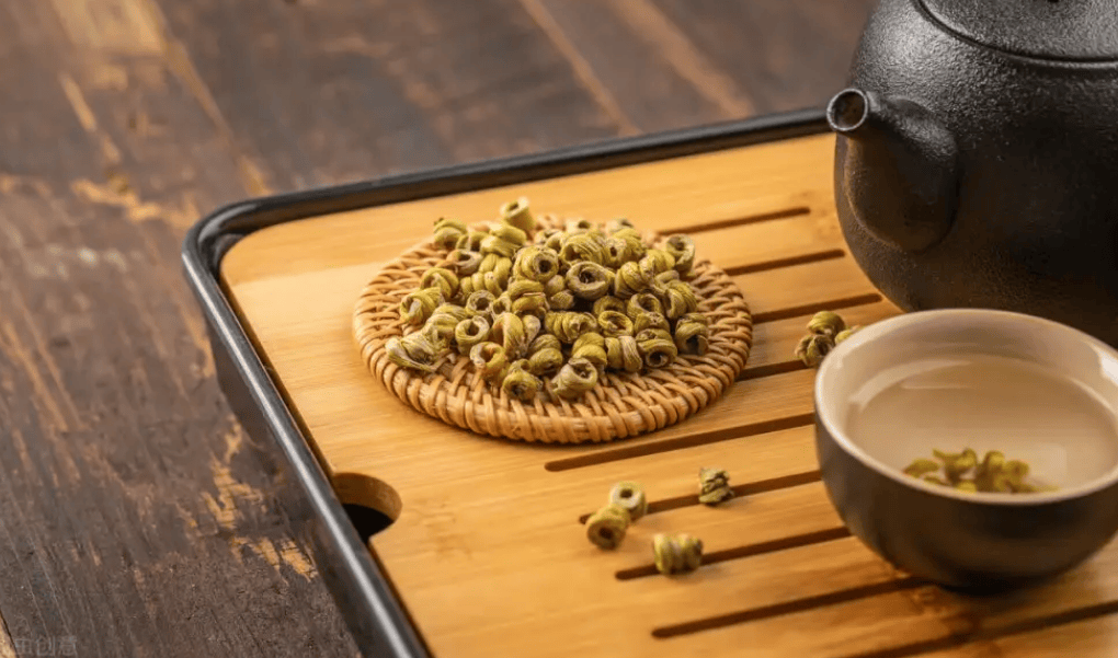 只需将适量的石斛放入开水中,焖煮片刻,即可品尝到清香四溢的石斛茶