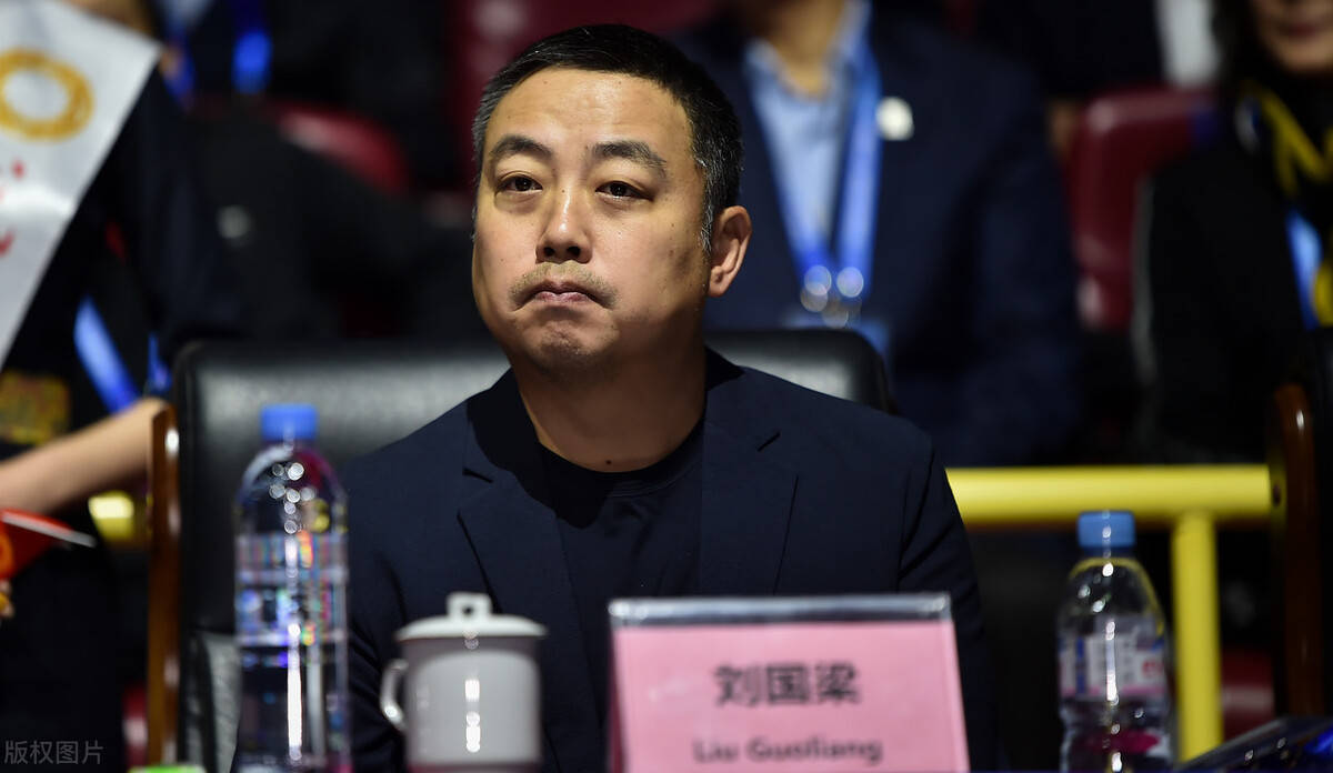 照片上,刘国梁指导竟然出现在训练场.