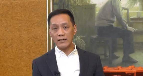 冯远征近照被曝授课眼圈发黑脸色差后辈却坐对面翘腿