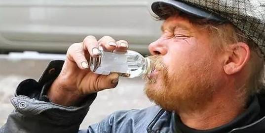 俄罗斯人爱喝烈酒到中国二锅头直接一口闷当场眼泪就止不住