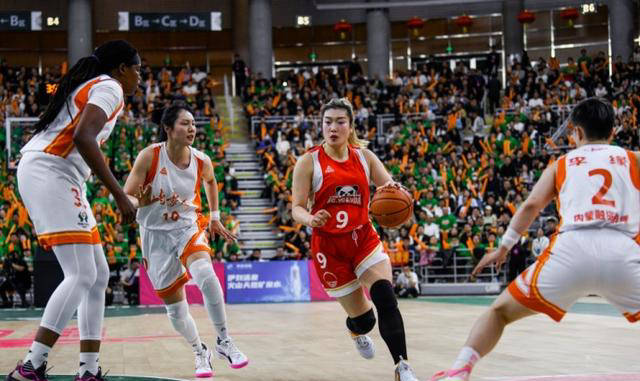 但张绮芳和潘臻琦的连续三分帮助内蒙古将领先优势扩大至两位数