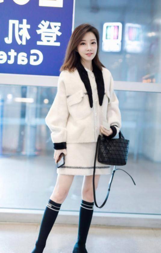 但是冯提莫就很聪明,她选择了白色的绵柔质感的衣服