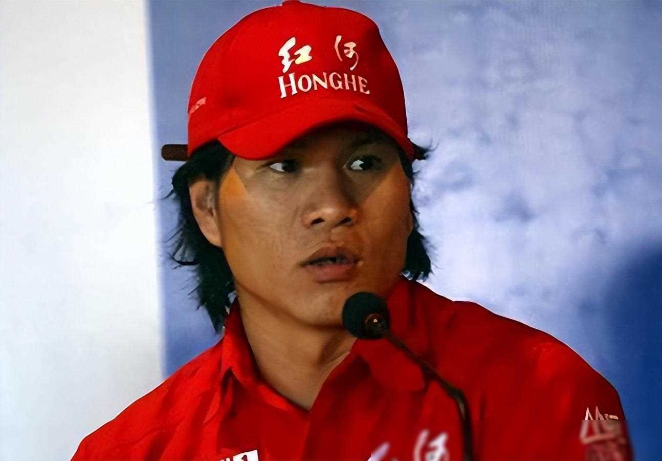 追悼会上的飞车王徐浪妻子怀胎六甲痛哭不已