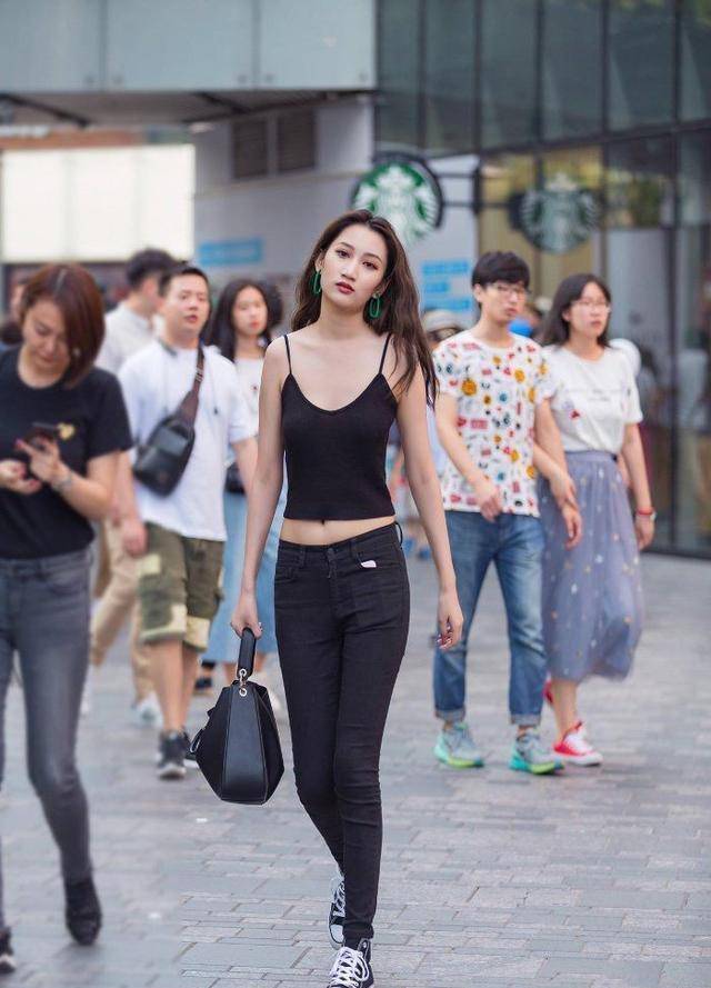 原创吊带背心黑色牛仔裤让苗条美女时尚又高雅凸显时尚魅力