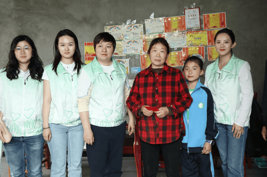 海星希望小学特殊学生家庭蔻心草爱心团队慰问海星希望小学特殊学生