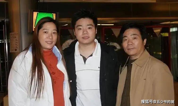 37岁丁俊晖住英国富人区年入千万42岁妻子身材傲人家世显赫