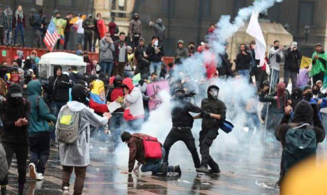 原创毒贩趁乱报复汽车挂炸弹冲向警察局9人当场炸飞不是墨西哥