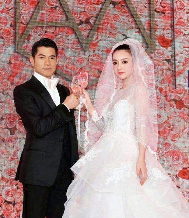 只邀请了经纪人小美,郭富城的老铁张智霖和邱淑贞老公沈嘉伟三位圈内