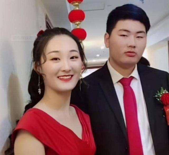 反差大衣哥女儿自称轻生后晒视频哭泣儿媳包饺子超大钻戒抢镜