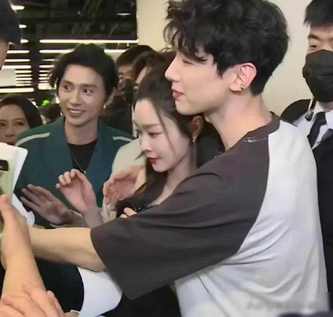 原创甜白敬亭扫楼全程紧搂着宋轶双方已见父母两人牵手正式官宣