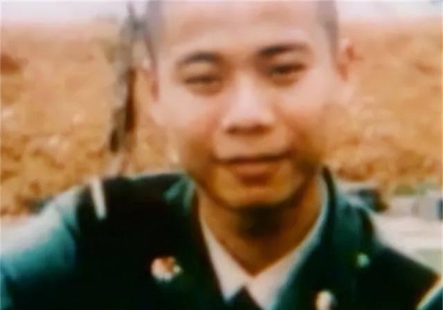 抗洪现场偶遇儿子,批评到:我脱了三层皮,你还没我黑_洪水_九江_董万瑞