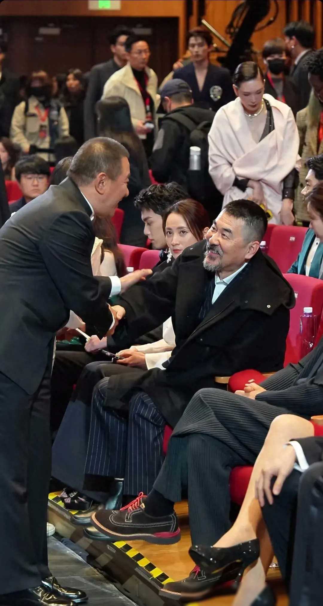 陈建斌与丁勇岱握手风波:真相误传,蒋勤勤无辜受牵连