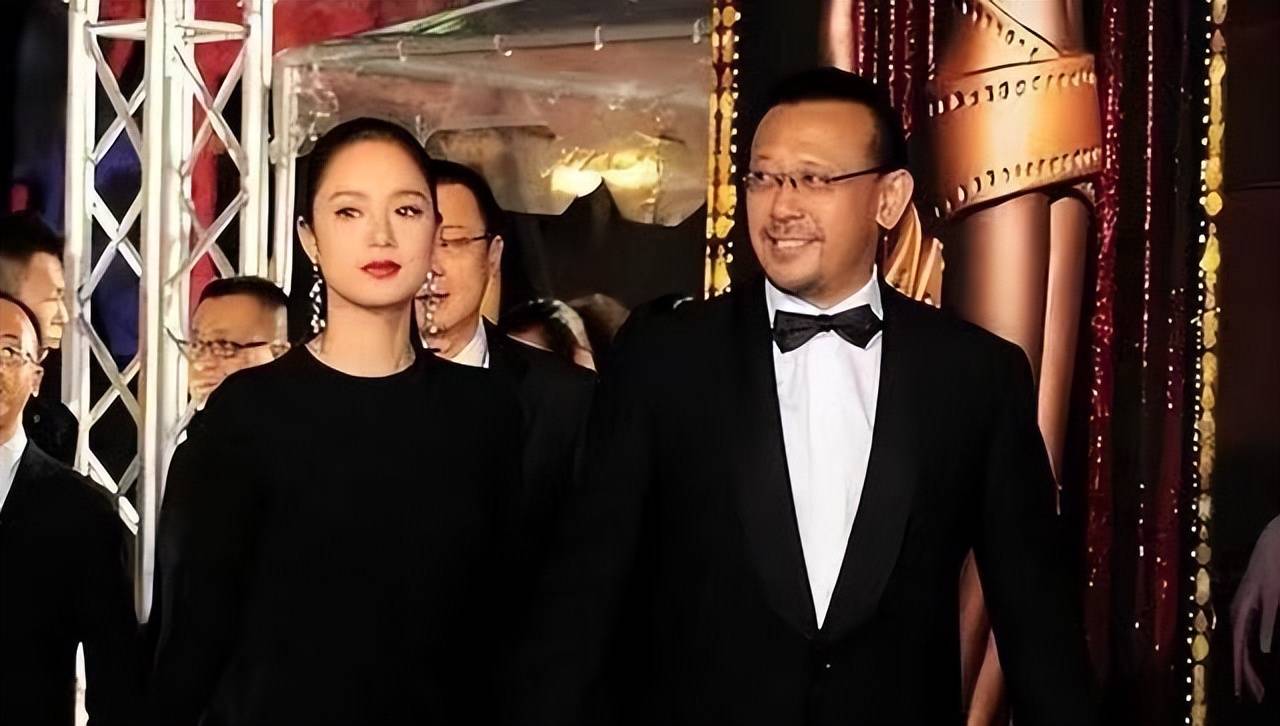 家庭合影被曝光姜文基因太强大两个儿子长相随他