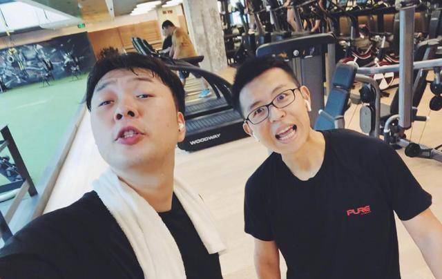 原创杜海涛为证明变瘦不顾毛不易拒绝硬踩其大腿毛毛腿疼啊