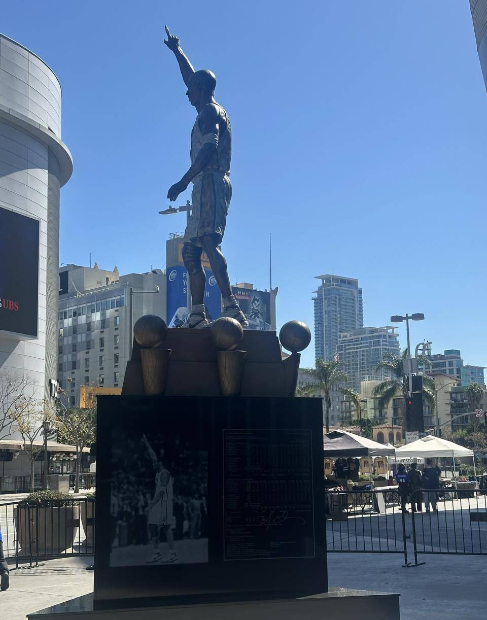 原创科比81分雕像更正完成那时他不是穿24号