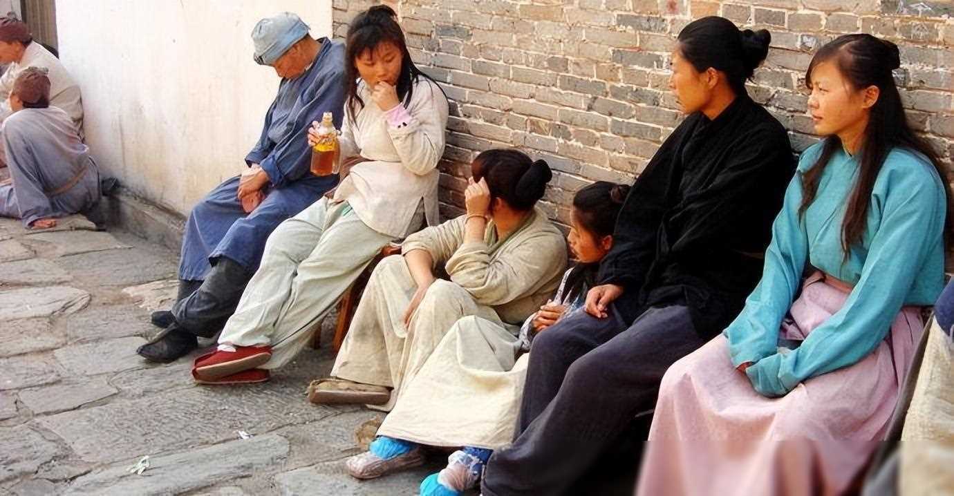 横店群演现状:美女多光棍懒汉杂,他们将何去何从?