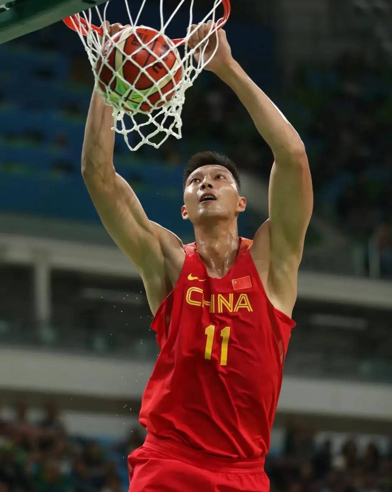 易建联在退役后投资了多个产业,包括青训,篮球鞋