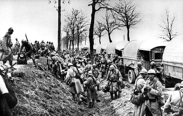 图为:战壕里的士兵凡尔登战役是第一次世界大战中破坏