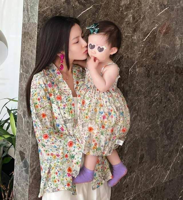 杜淳老婆王灿社媒晒儿童节打卡视频抱孩子穿母女装笑容很温暖