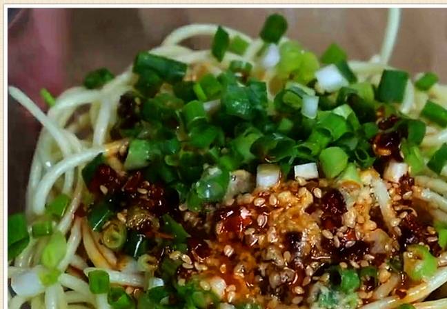 凉面在家用这种快手方法做,全程只需要10分钟左右就能拌好,而且这样拌