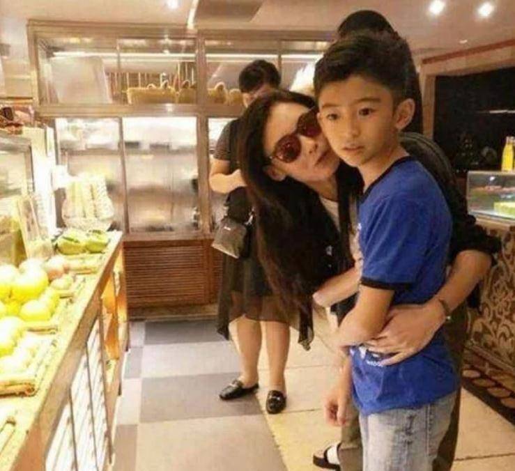 原创儿子庆生宴尽显妈妈风范的张柏芝养三娃的她育儿经与别人不同