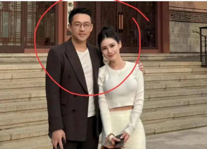 汪小菲老婆这次穿了一套白色针织纱,不得不说也只有她这个身材能胜任