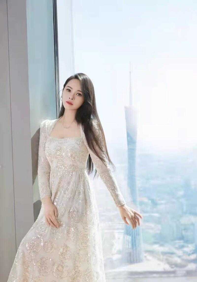 年达百万保养费的伊能静身穿白色连衣裙长发披肩56岁直接回到35岁