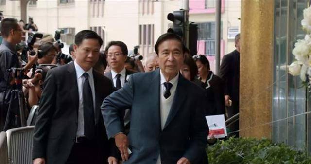 两个哥哥拥有千亿资产弟弟在老家打工有百亿资产却分文不动