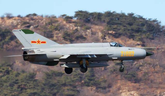 歼7之所以没有完全退役的原因之一就是为我国研发新战机争取时间,毕竟