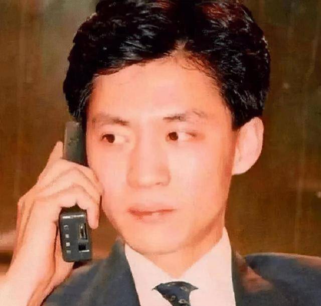 徐峰中国首位手机用户一部手机2万元入网费6000元