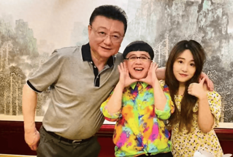 原创金龟子外孙掉福窝里仨人照顾一个月长胖三斤半一双大眼像妈妈