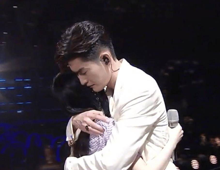 原创张翰鞠婧祎同台合唱俊男美女cp感超足我却注意张翰最后的举动