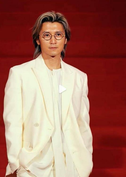 那些常年留长发的男星,不剪短发的原因只有一个:怕你心动_五官_言承旭