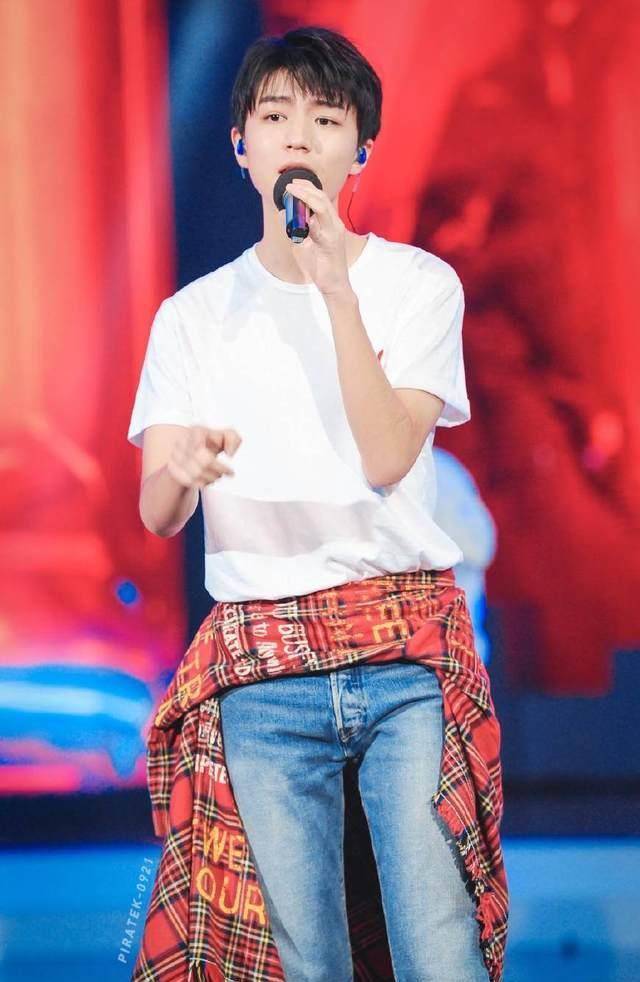 邓伦的白t恤配格子衬衫潮范十足王俊凯也喜欢这样穿