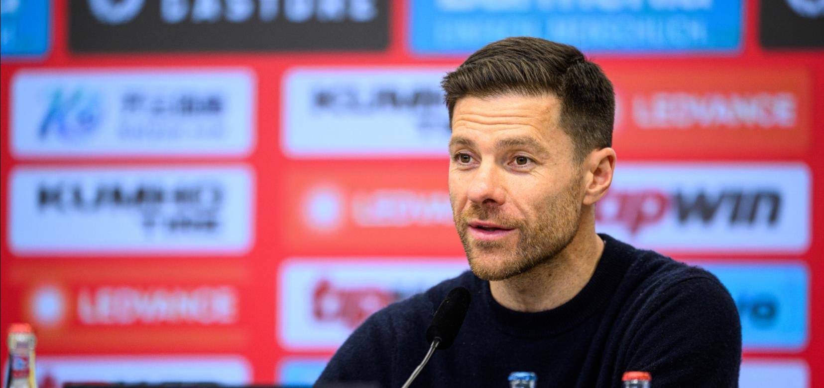 上半场比赛,帕基塔犯规出示黄牌,法比安斯基做出了多次扑救.