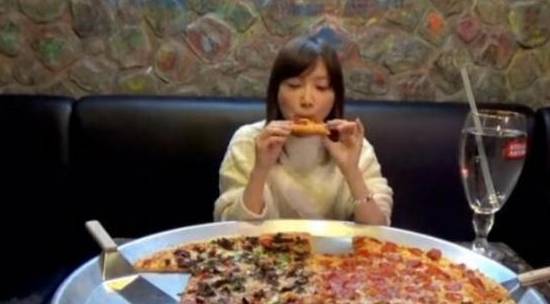 大胃王挑战亚洲最大披萨足足82寸网友连水都是用缸装