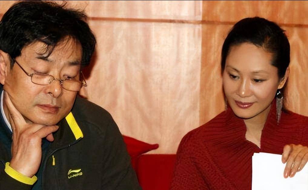 于文华:街边乘三轮车闲逛,57岁的她身穿休闲装好低调_事业_生活_丈夫