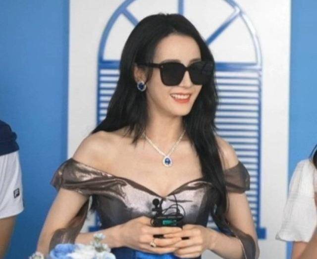 迪丽热巴穿人鱼公主裙亮相戴墨镜直播是因为眼部长了个麦粒肿