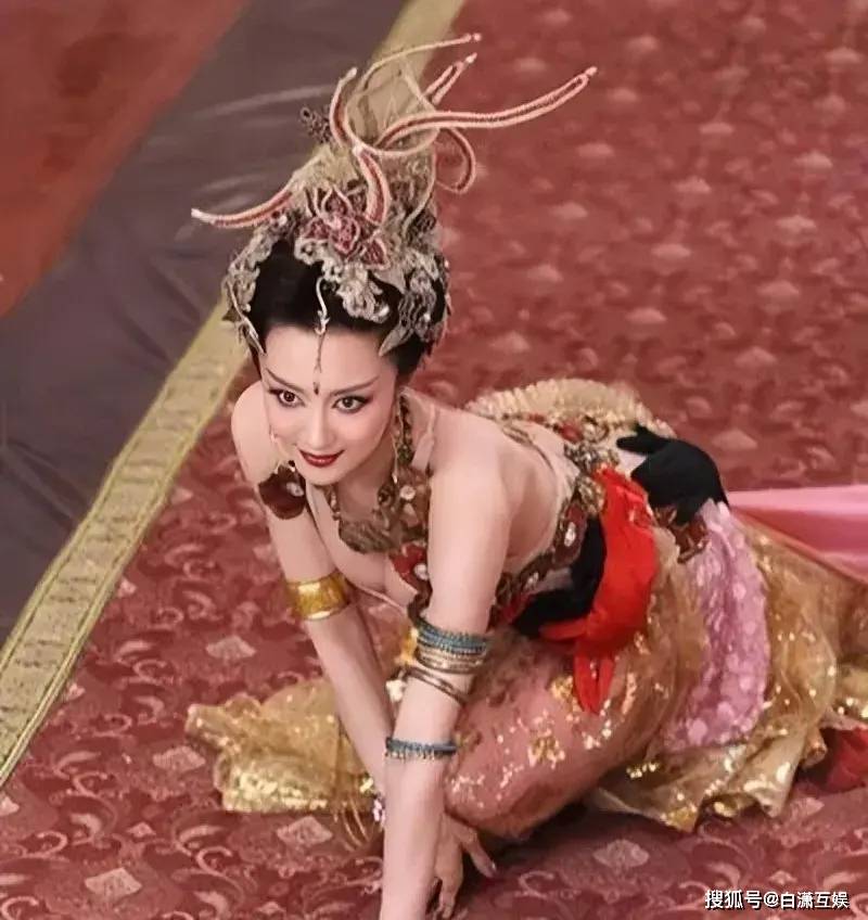 还有《新封神榜》中的妖艳魅惑的妲己……《新洛神》中清丽的甄宓