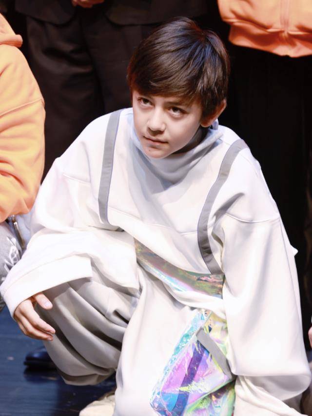 刘烨一对儿女颜值惊人男孩神似忧郁王子女孩身材高挑神似爸爸