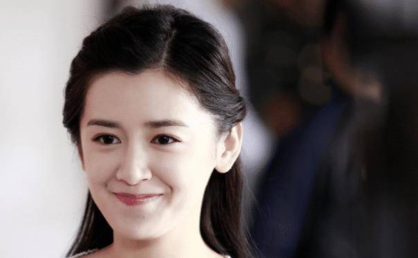 长相清纯的石安妮,每次拍戏都很认真,所以得到了导演的肯定