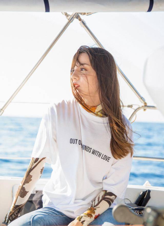 原创迪丽热巴下海了穿着简约t恤狂秀侧脸都这么出名了还爱显摆