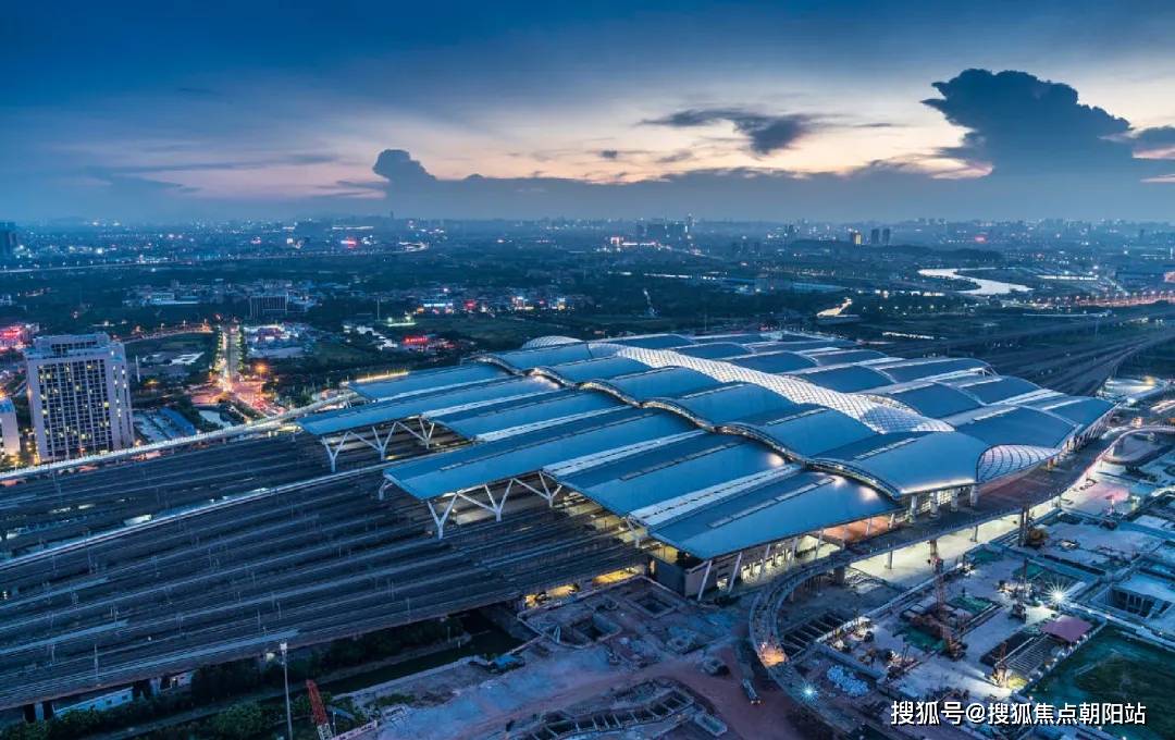 机场二号航站楼的投入使用以"2021年上海世博会"为战略契机,定位虹桥