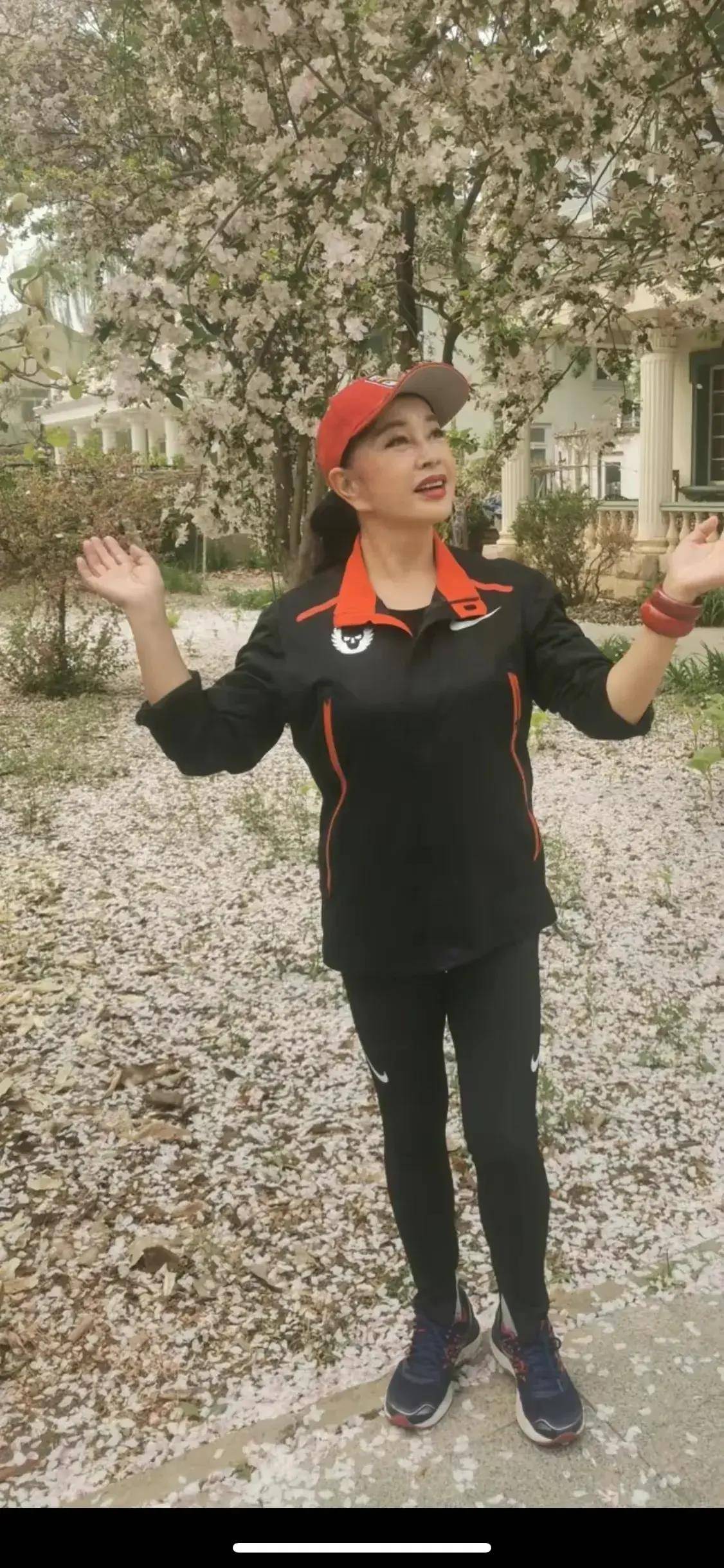 原创刘晓庆自家别墅外踏青感受春天气息本人心态好大耳朵太抢镜